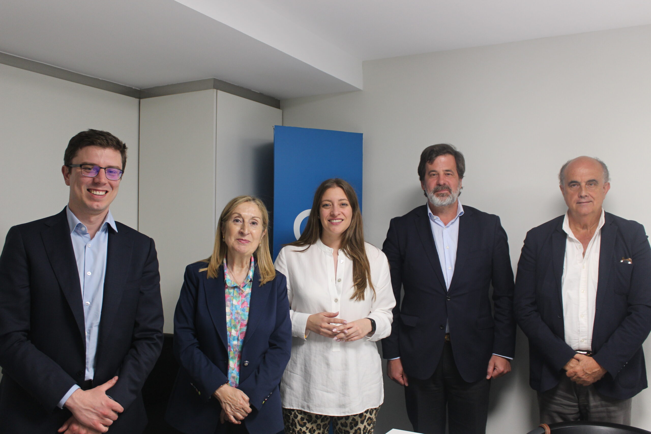 ASPE y el PP se reúnen en Génova para abordar la escasez de profesionales y las listas de espera en la sanidad española